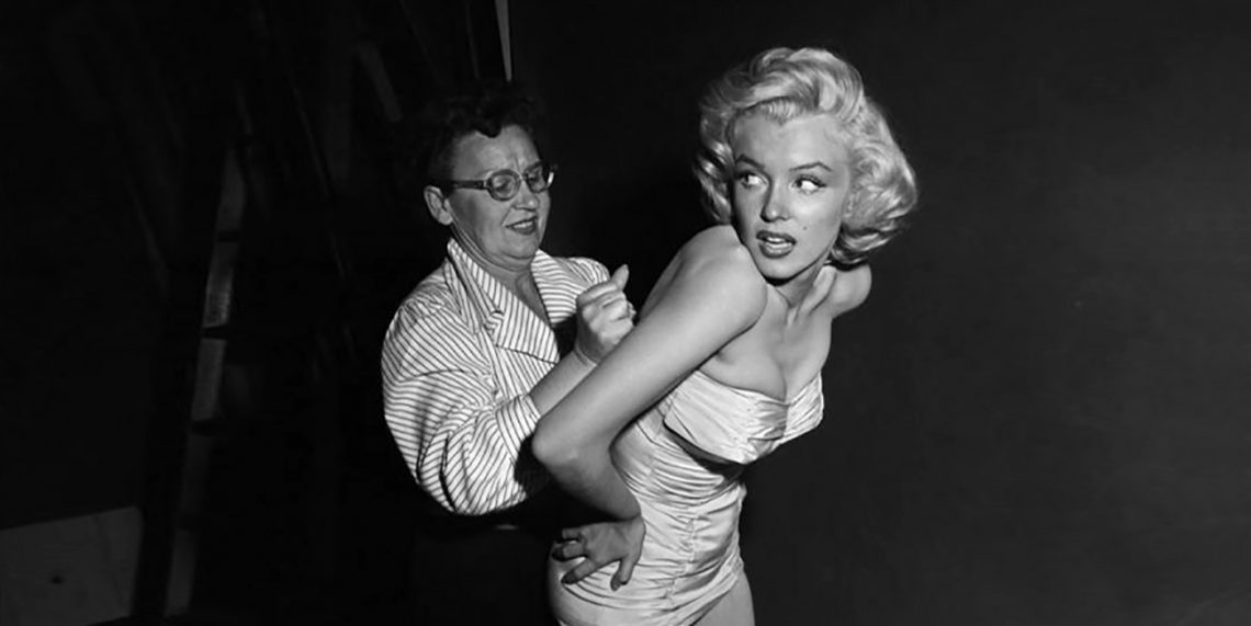 Tekst o diecie i treningach Marilyn Monroe. Na zdjęciu: Kobieta trzymająca kobietę - HelloZdrowie