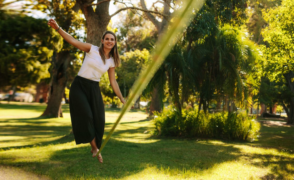 Tekst o slackline i jego korzyściach zdrowotnych. Na zdjęciu: Kobieta skacząca na skakance - HelloZdrowie