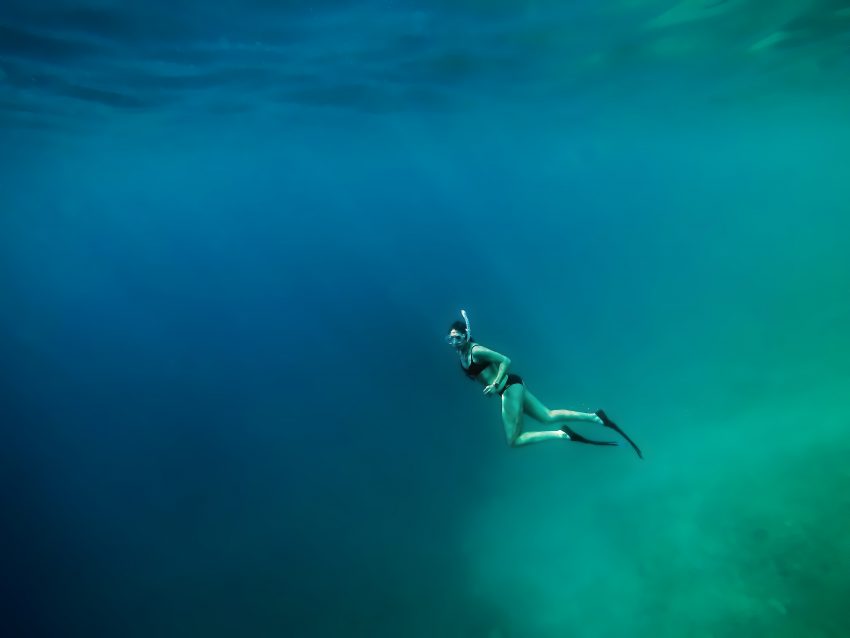 kobieta nurkująca w wodzie