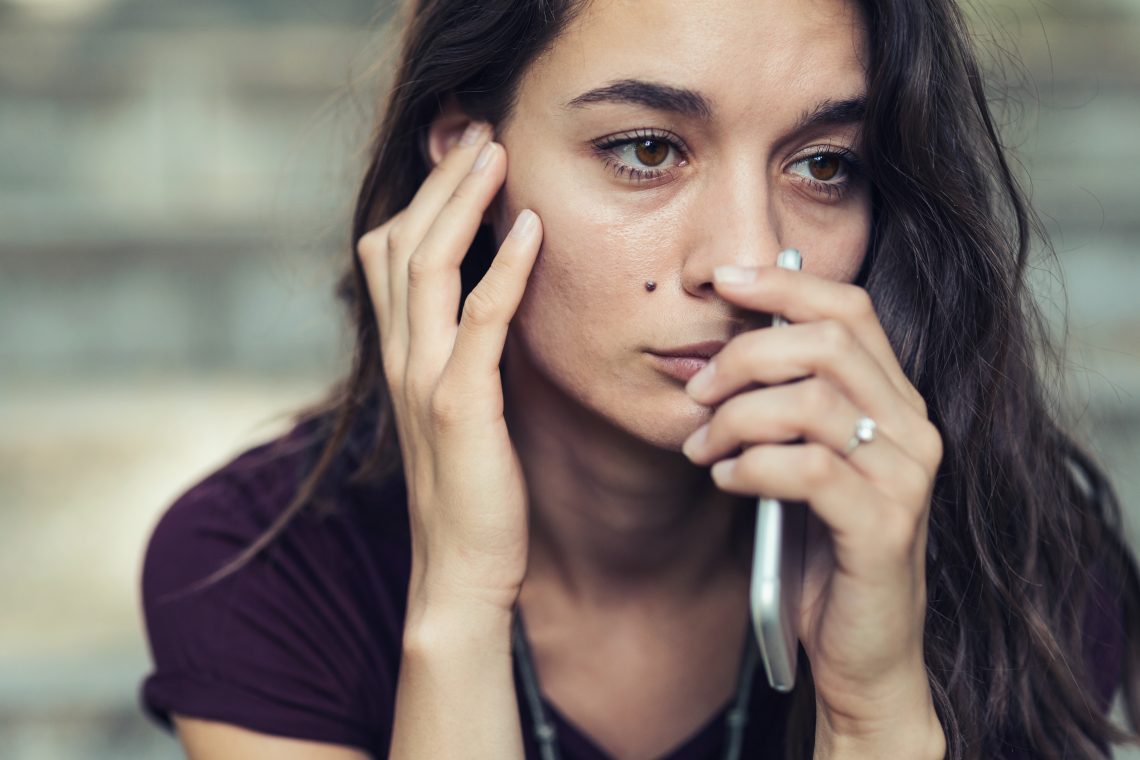 Tekst o samopoznaniu i zrozumieniu własnych martwych punktów. Na zdjęciu: Kobieta trzymająca telefon - HelloZdrowie