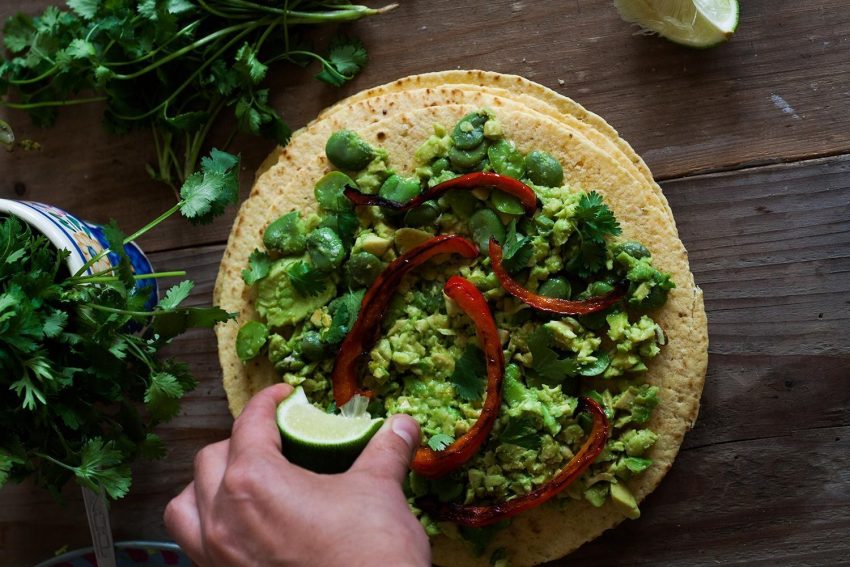 Tortilla z bobem i awokado