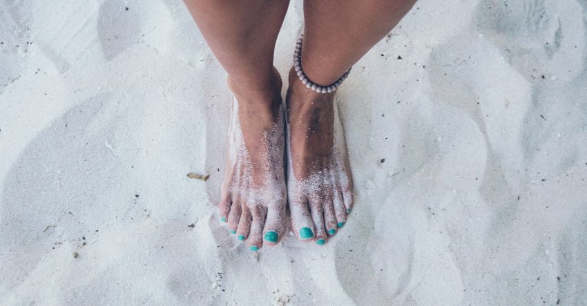 stopy na plaży