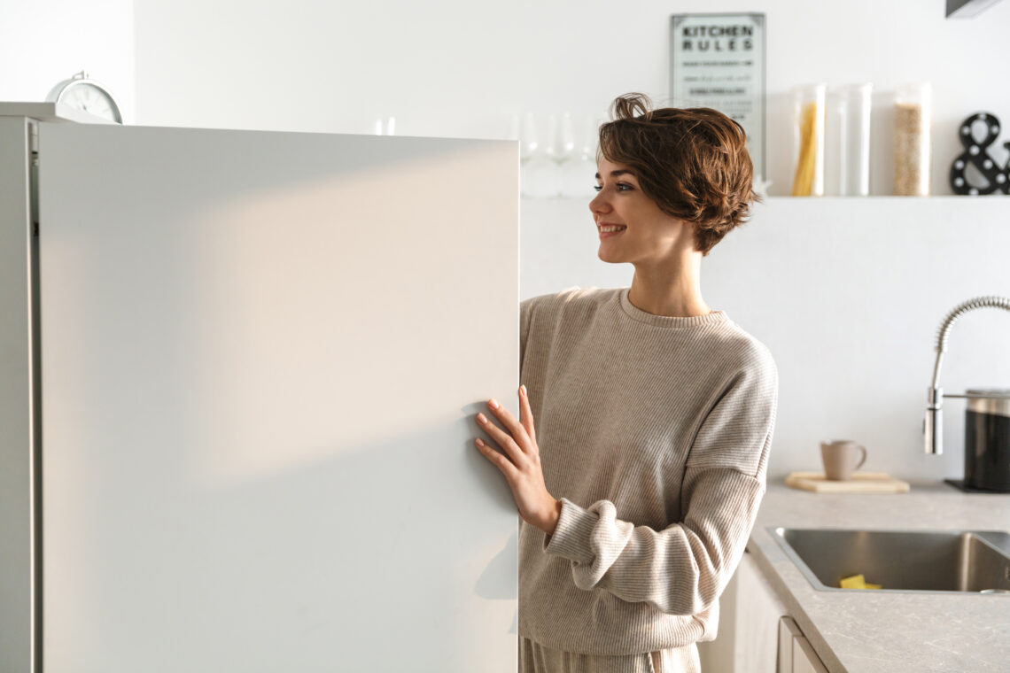 Dieta rozdzielna – wielu wciąż się na nią nabiera, na zdjęciu: kobieta zagląda do lodówki /fot. Adobe Stock