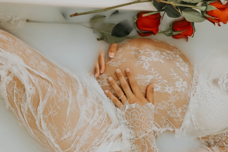 Kobieta w ciąży leżąca w wannie