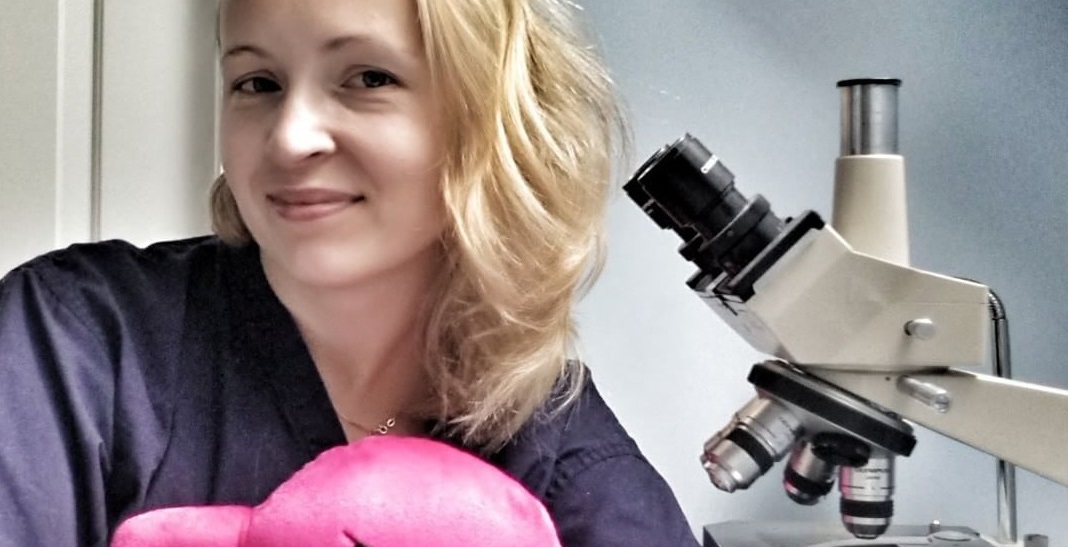 Tekst o endometriozie i doświadczeniach Mamy Patolog. Na zdjęciu: Kobieta uśmiechająca się z różowym pluszowym zwierzakiem - HelloZdrowie