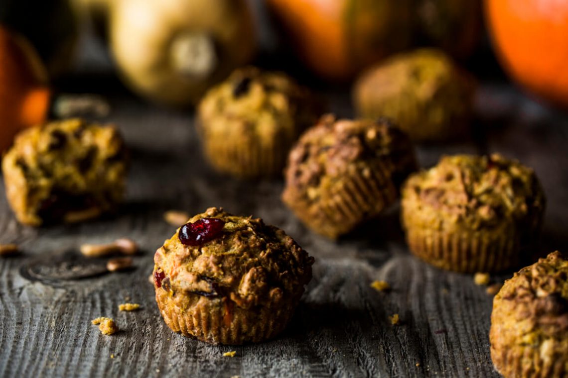 Tekst o muffinkach dyniowych, zdrowym deserze na rozgrzewkę. Na zdjęciu: Mufinki na stole - HelloZdrowie
