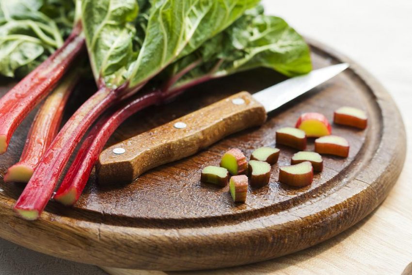 Rabarbar na surowo- jak jeść. Właściwości zdrowotne rabarbaru i uprawa