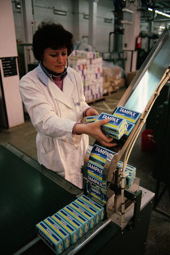 Kobieta w fabryce produkującej tampony