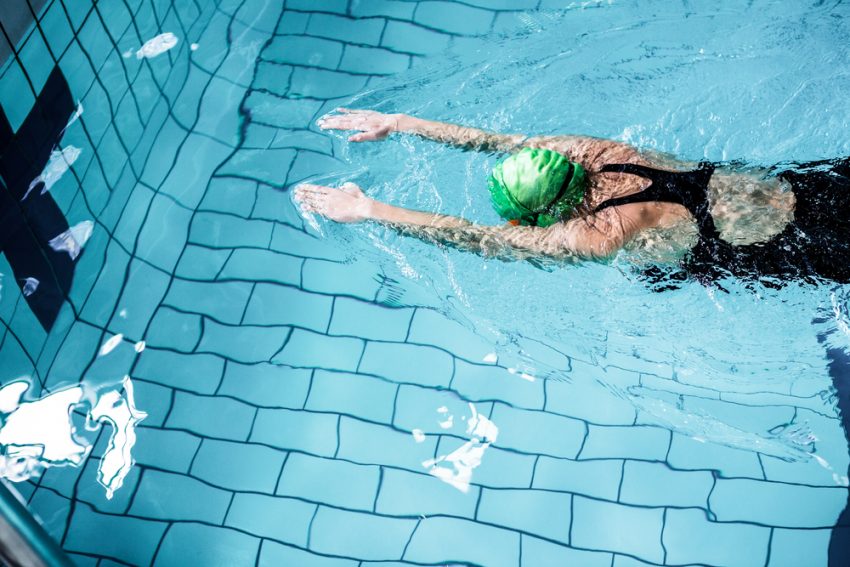 Instruktor pływania podpowiada, jakie błędy najczęściej popełniamy na basenie /fot. shutterstock