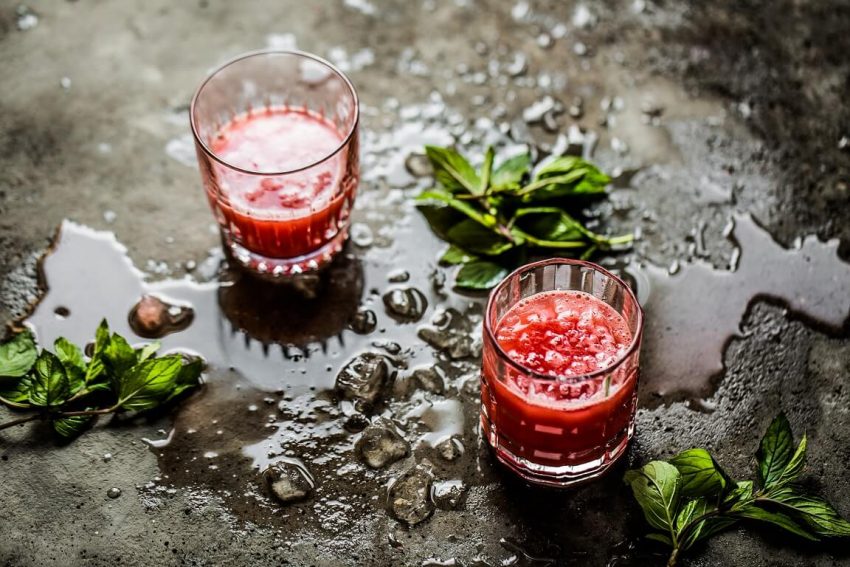 Dwie szklanki z napojem arbuzowym
