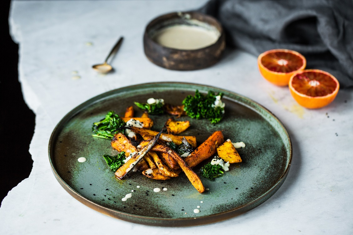 Tekst o sałatce z jarmużem i warzywami korzeniowymi. Na zdjęciu: Talerz jedzenia na stole - HelloZdrowie