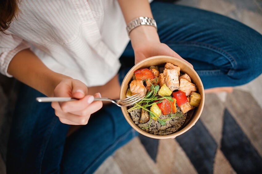 Niedoczynność tarczycy - dieta przy autoagresji układu immunologicznego.; na zdjęciu kobieta jedząca lunch- Hello Zdrowie