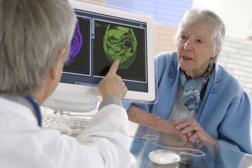 Lekarz wykonuje na komputerze test na Alzheimera