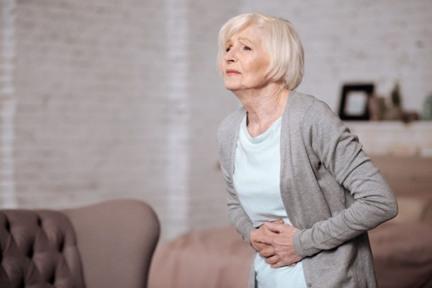 Kobieta z bólem brzucha przy chorobie Leśniewskiego-Crohna