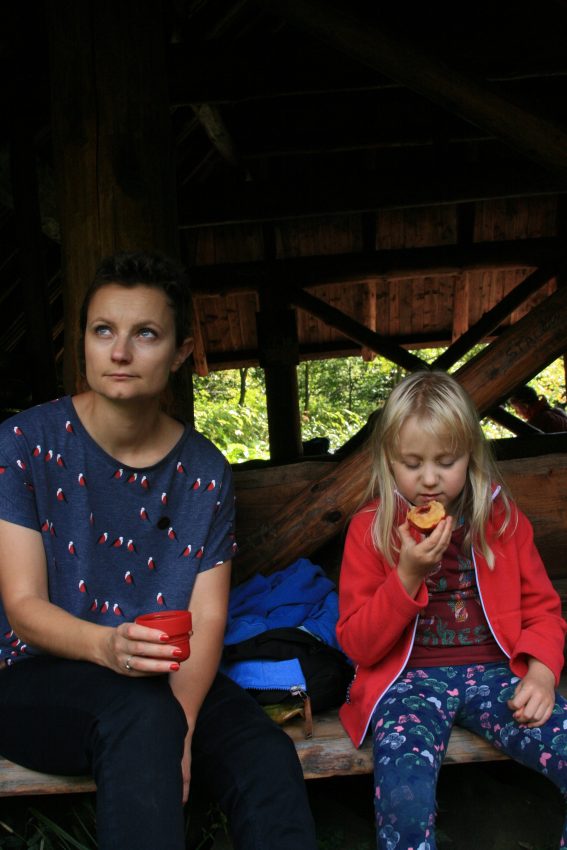 Tekst o kobietach walczących z rakiem piersi. Na zdjęciu: Kobieta i dziewczynka siedzą w schronieniu i jedzą - HelloZdrowie