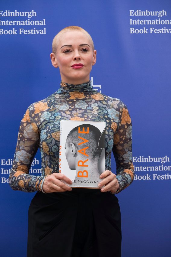Tekst o Rose McGowan i ruchu #MeToo. Na zdjęciu: Kobieta trzymająca książkę - HelloZdrowie