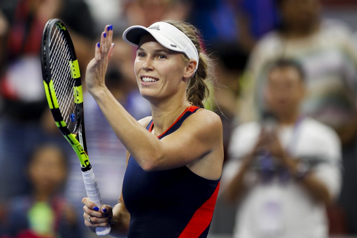 Tekst o chorobie Caroline Wozniacki i RZS. Na zdjęciu: Kobieta trzymająca rakiety tenisową - HelloZdrowie