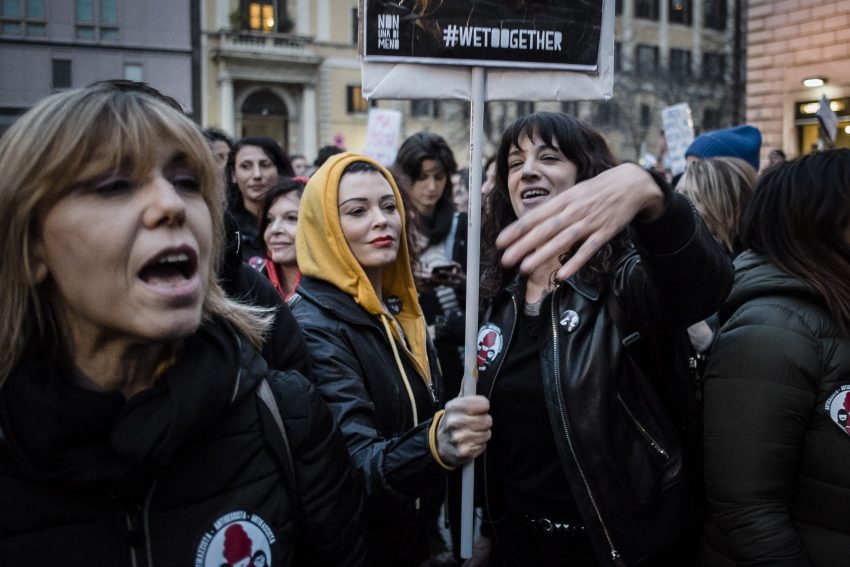 Tekst o Rose McGowan i ruchu #MeToo. Na zdjęciu: Grupa kobiet trzymających transparenty - HelloZdrowie