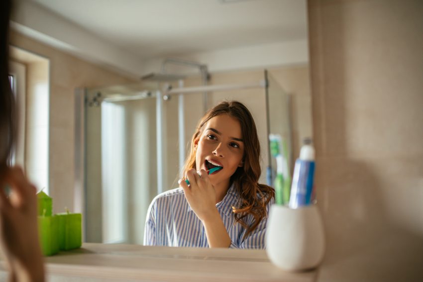 kobieta myjąca zęby