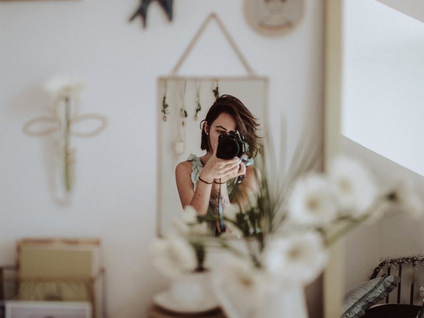 Obicie w lustrze kobiety, która robi sobie zdjęcie