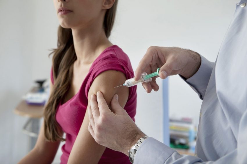 Kobieta dostaje szczepionkę przeciw objawom pneumokoków
