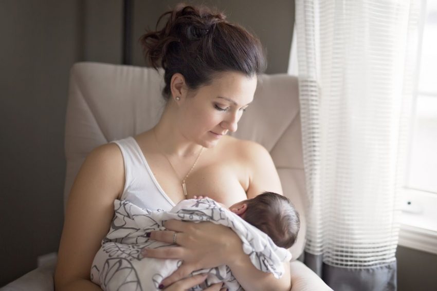 Przeziębiona kobieta karmi piersią swoje dziecko