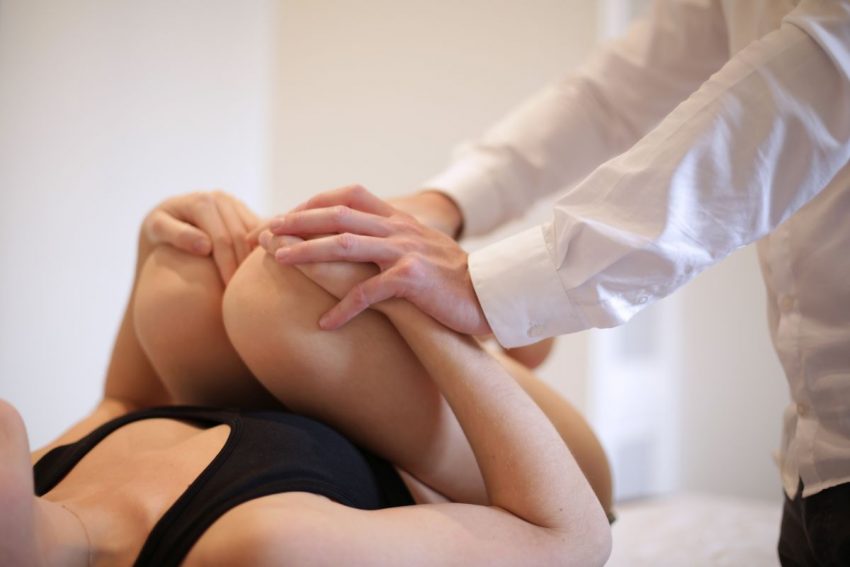 Rehabilitant ugina kolana kobiety w ramach leczenia rwy kulszowej