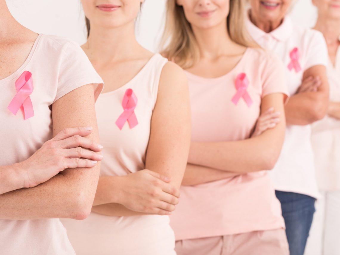 kobiety z różowymi wstążkami - symbol walki z rakiem piersi