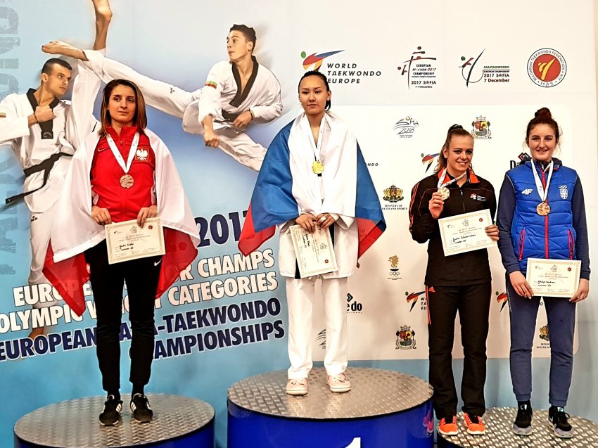 Tekst o późnym początku kariery Aniki Godel-Chełmeckiej. Na zdjęciu: Grupa kobiet stojących na podium z medalami - HelloZdrowie