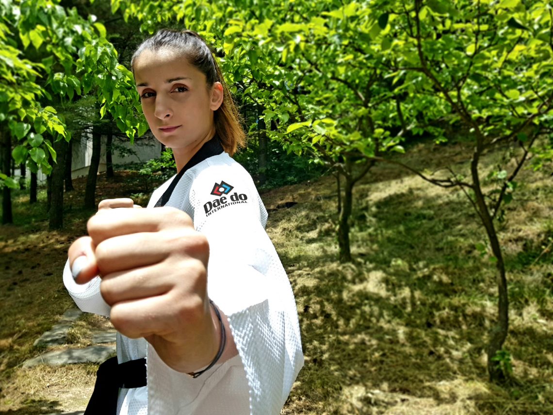 Tekst o późnym początku kariery Aniki Godel-Chełmeckiej. Na zdjęciu: Kobieta w białym stroju karate - HelloZdrowie