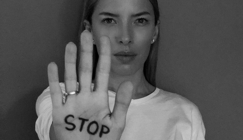 Ewa Chodakowska - czarno-białe zdjęcie z napisem STOP na dłoni