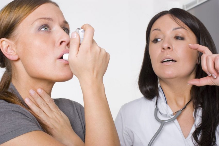 Kobieta z objawami astmy przyjmuje leki przy lekarce