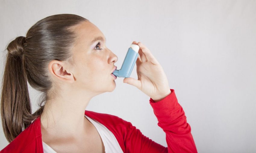 Kobieta z astmą oskrzelową przyjmuje leki