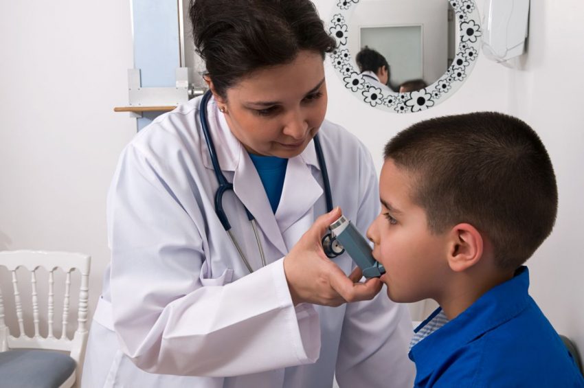 Chłopiec z astmą jest na wizycie kontrolnej u lekarza