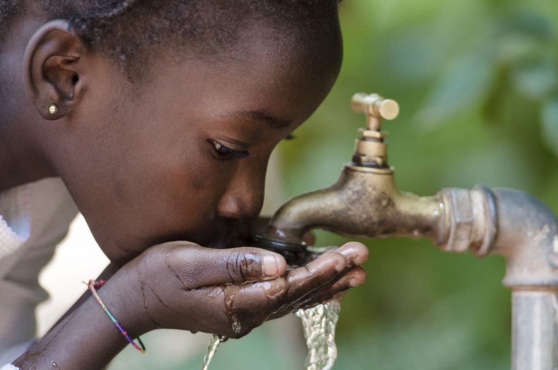 Dziecko pijące wodę z kranu