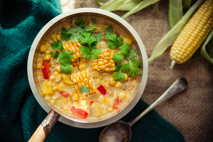 Tekst o zdrowotnych właściwościach mieszanki przypraw curry. Na zdjęciu: Garnek z zupą z kukurydzą i pietruszką - HelloZdrowie