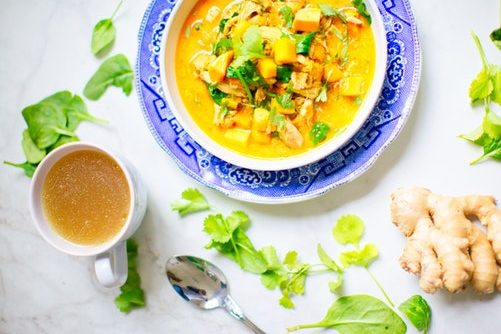 Tekst o zdrowotnych właściwościach mieszanki przypraw curry. Na zdjęciu: Miska zupy i filiżanka kawy - HelloZdrowie