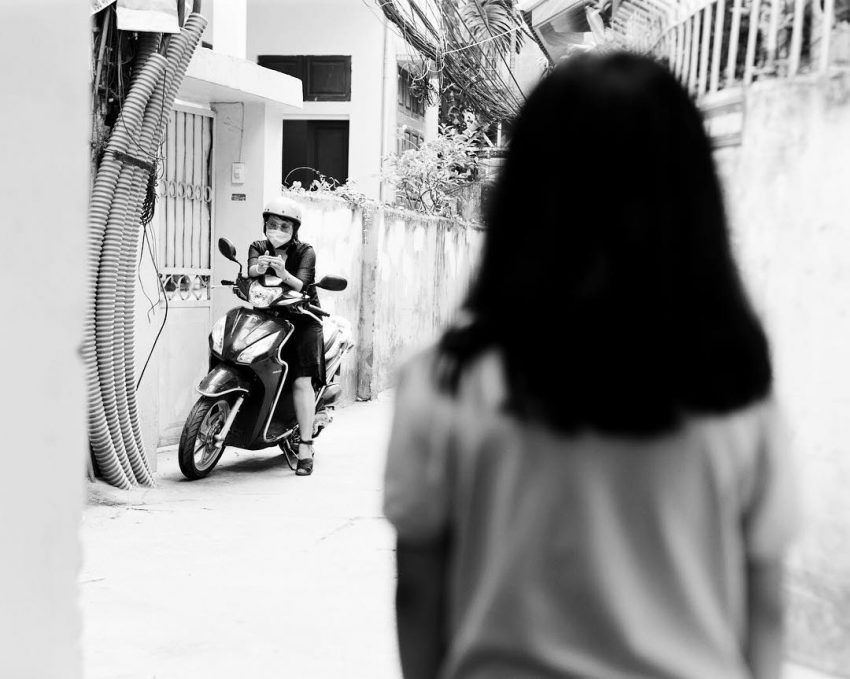 Tekst o uzależnieniu od telefonów komórkowych. Na zdjęciu: Kobieta patrząca na osobę na motocyklu - HelloZdrowie