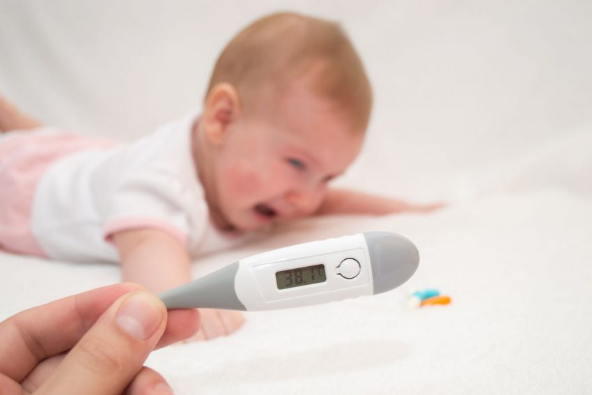 Dziecko płaczące z powodu gorączki przy ząbkowaniu