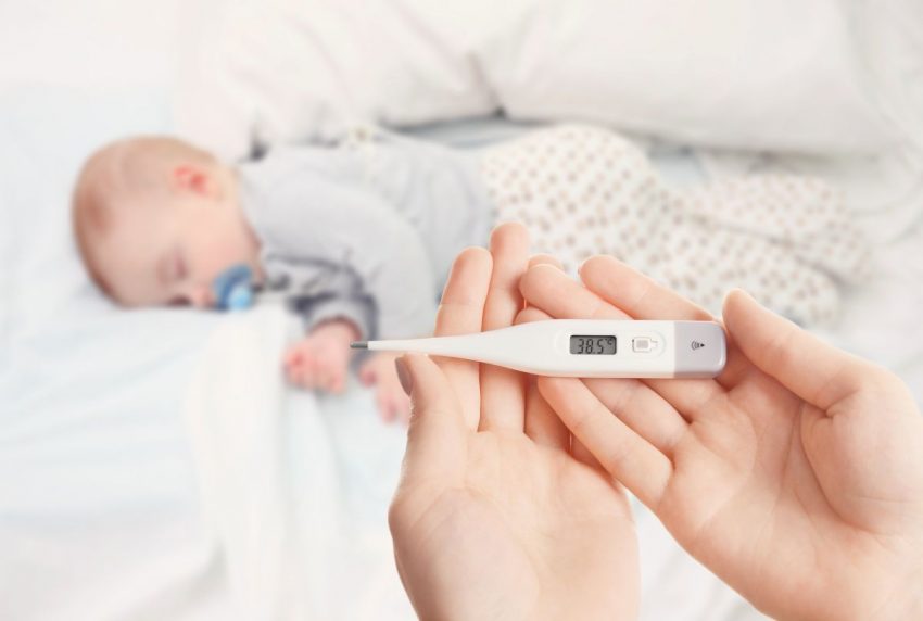 Sprawdzenie temperatury u niemowlaka z gorączką