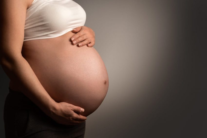 Kobieta w zaawansowanej ciąży z infekcją intymną