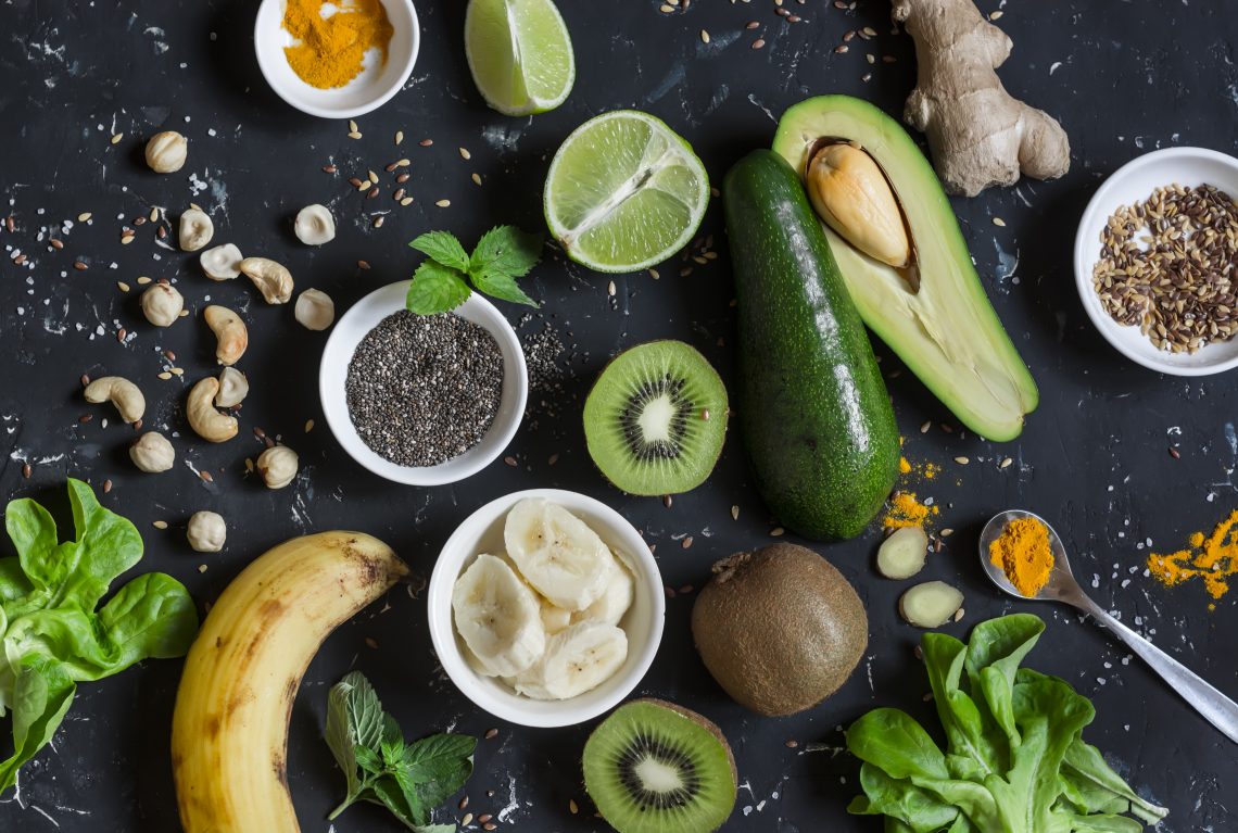 Tekst o alternatywach dla awokado w diecie. Na zdjęciu: Grupa owoców i warzyw na czarnej powierzchni - HelloZdrowie