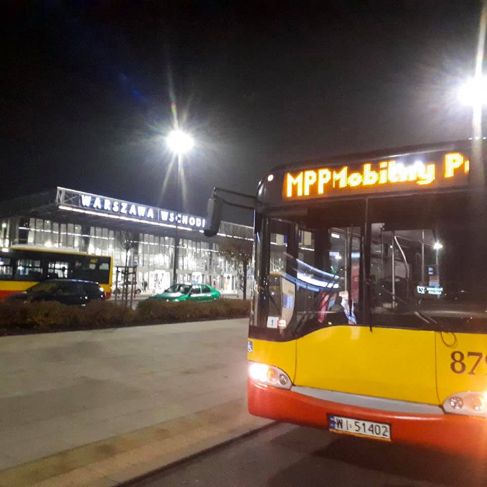 Tekst o autobusie wsparcia dla bezdomnych w Warszawie. Na zdjęciu: Autobus zaparkowany na poboczu drogi - HelloZdrowie