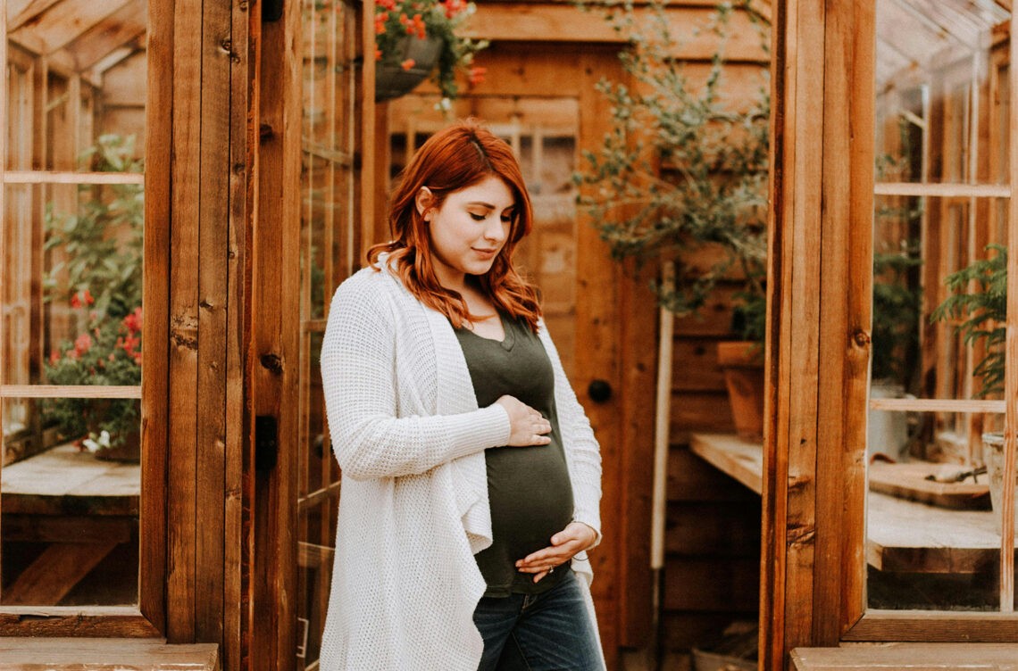Nadciśnienie w ciąży, poważna choroba, którą trzeba leczyć- na zdjęciu kobieta w ciąży obejmująca swój brzuch- Hello Zdrowie