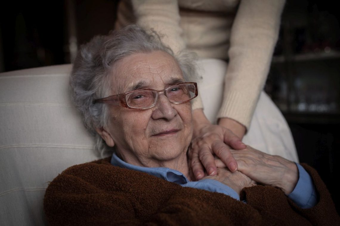 Starsza osoba z objawami Parkinsona