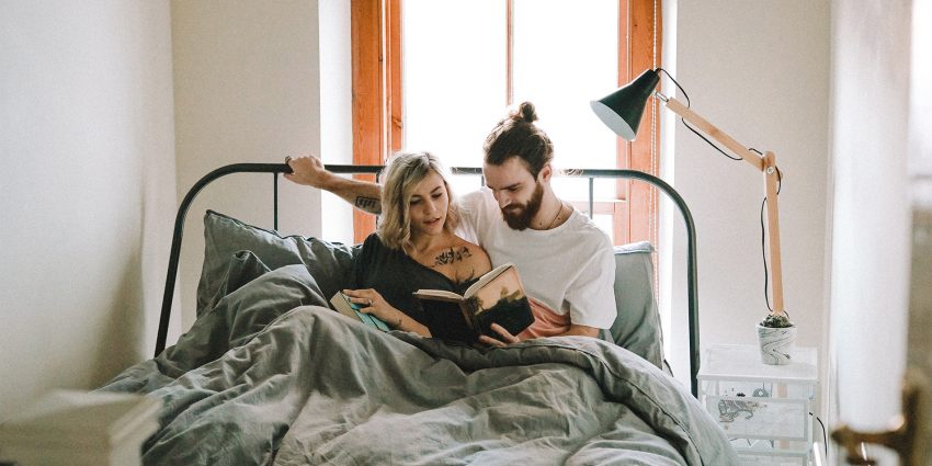 Para czyta książkę w łóżku