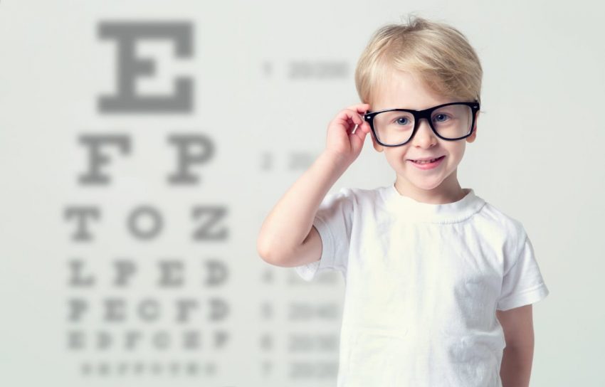 Chłopiec w okularach z powodu wady wzroku