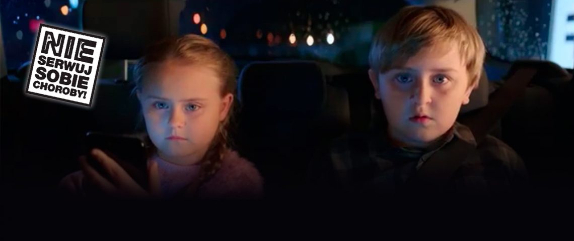 dwójka dzieci siedzi na tylnym siedzeniu samochodu