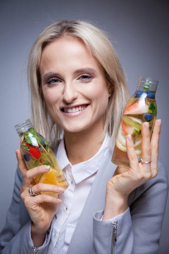 Hanna Stolińska-Fiedorowicz z butelkami soków