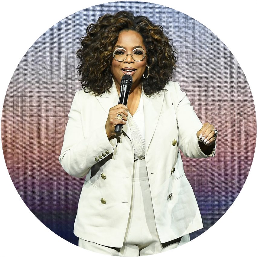 Tekst o życiu, karierze i działalności Oprah Winfrey. Na zdjęciu: Kobieta trzymająca mikrofon - HelloZdrowie